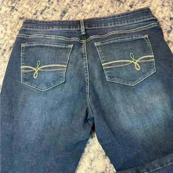 Distressed comfy jeans - Picture 8 of 8